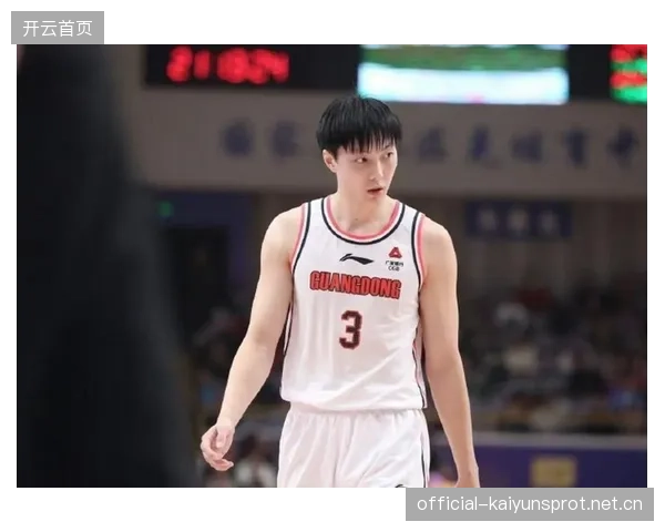 篮球运动员赛后去吃火锅被偶遇